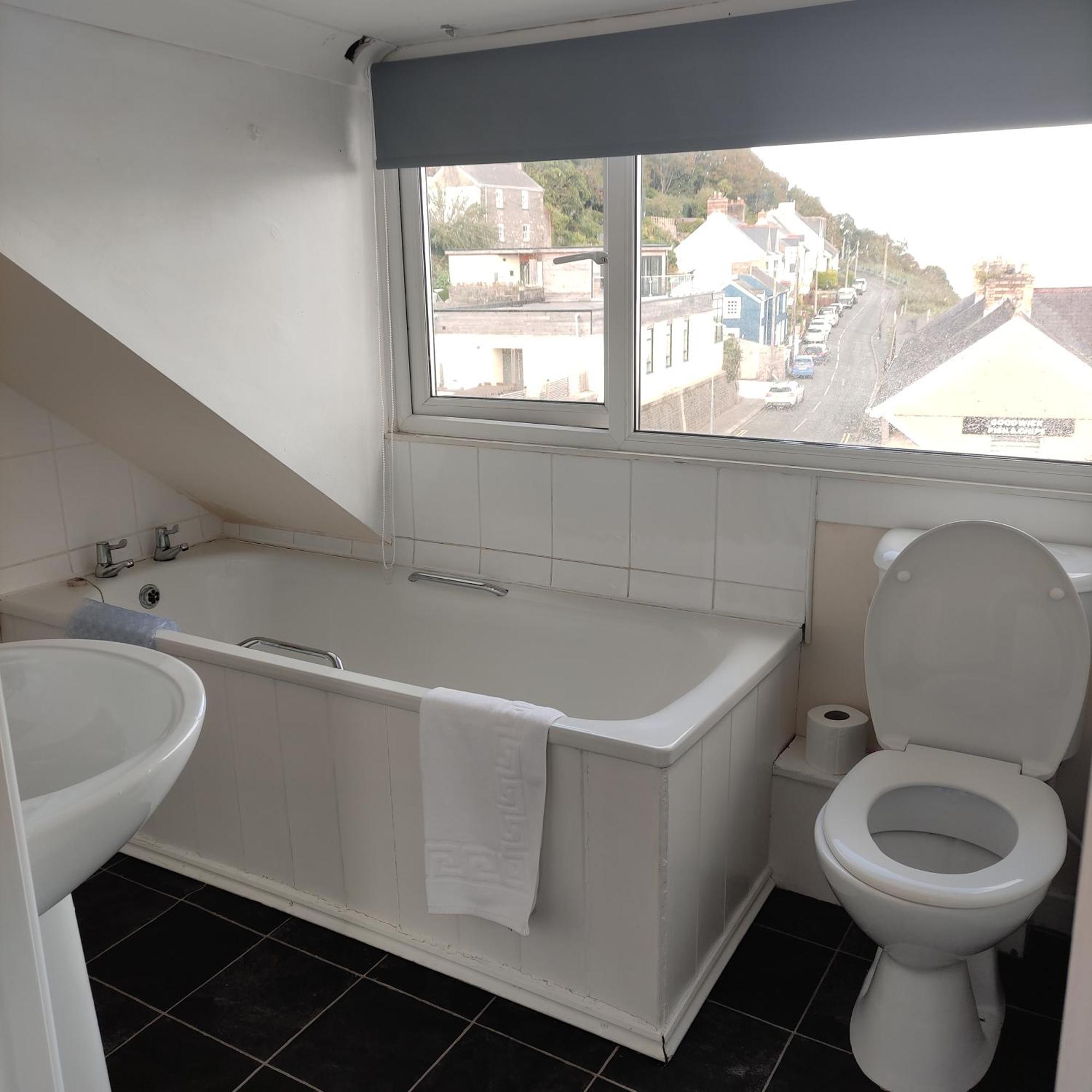 Rose And Crown Hotel & Hope And Anchor Bar Goodwick 외부 사진