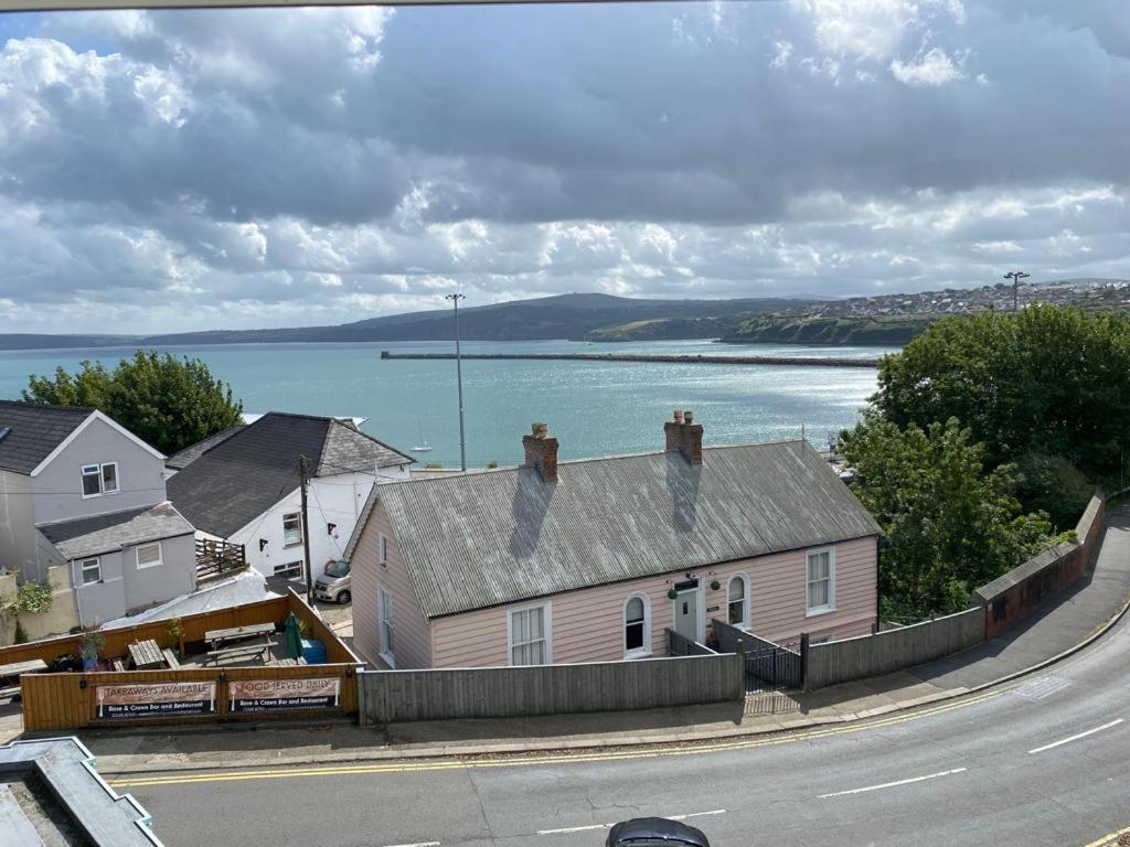 Rose And Crown Hotel & Hope And Anchor Bar Goodwick 외부 사진
