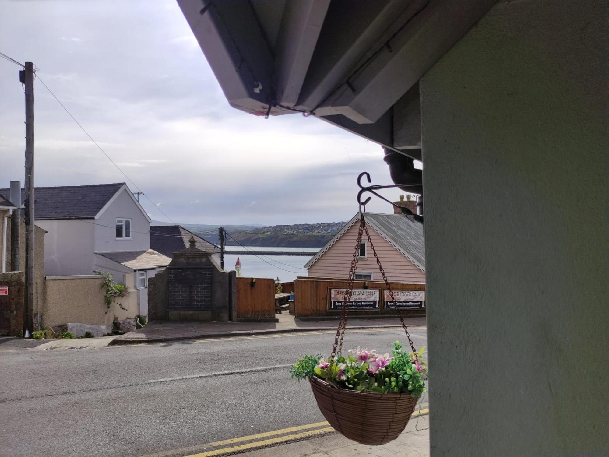 Rose And Crown Hotel & Hope And Anchor Bar Goodwick 외부 사진