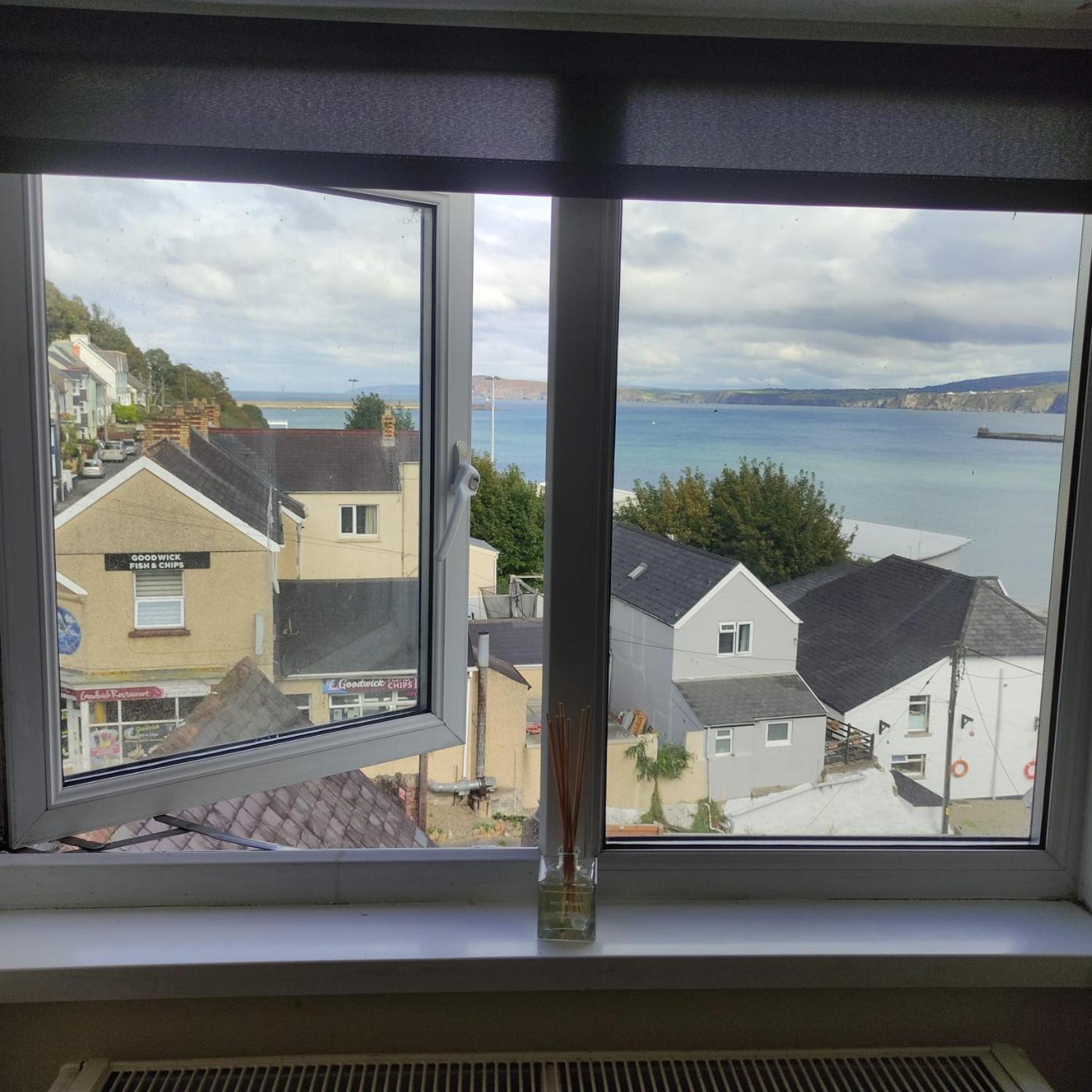 Rose And Crown Hotel & Hope And Anchor Bar Goodwick 외부 사진